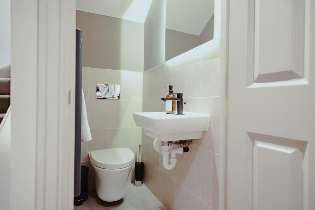 3-Story Townhouse - Sleeps 8 Apartment Leeds  Exterior photo